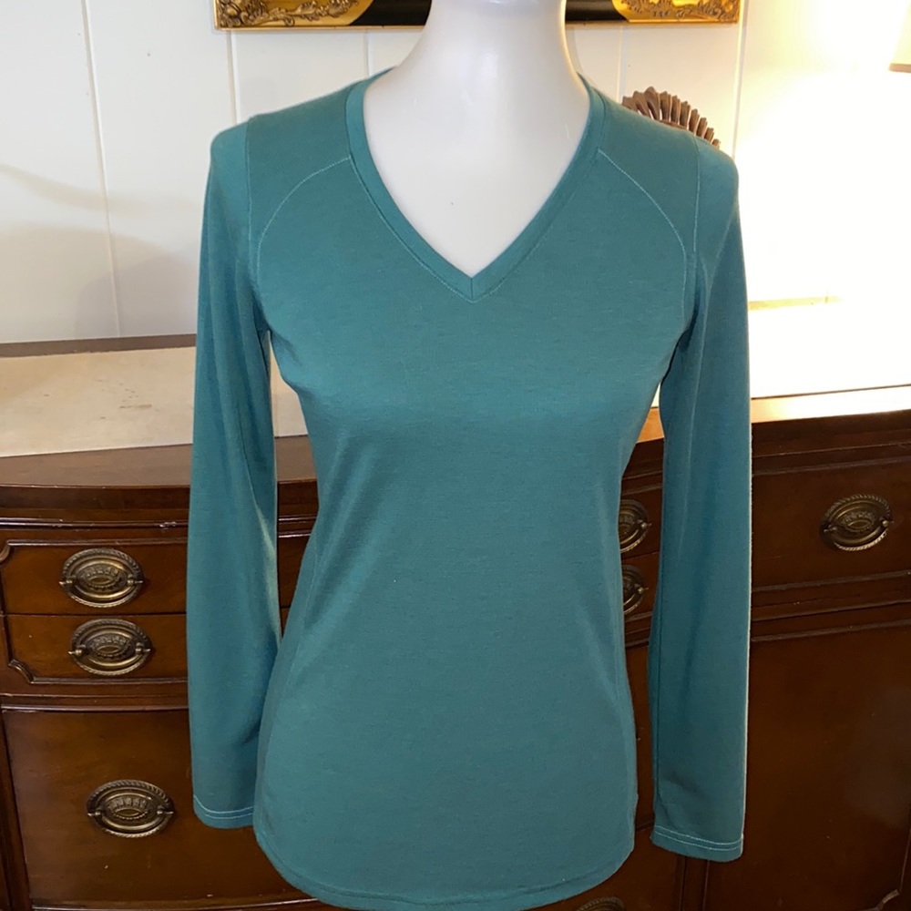 Kuhl size small women’s v-neck shirt long sleeve